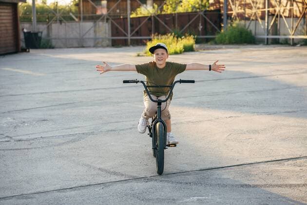 Portrait of smiling boy riding bmx bike freehanded model released Symbolfoto  VPIF01209