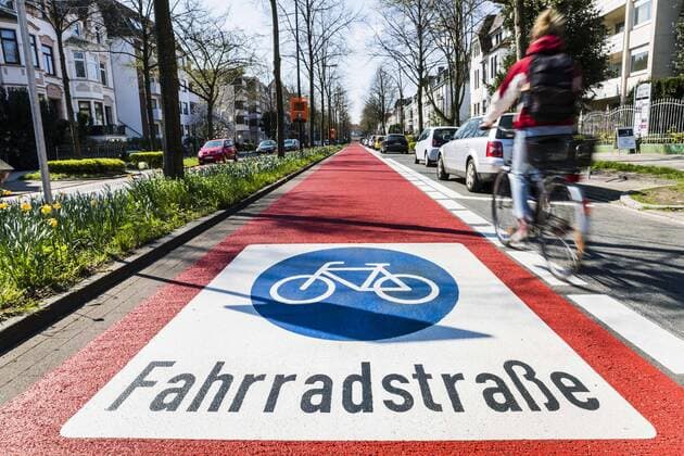 The new bicycle street Parkallee Fahrradstadt Bremen 09 04 2019 Bremen According to a survey by the Allgemeinen Deutschen Fahrrad Club Bremen is the most bicycle-friendly city in Germany Bremen 09 04 2019 Report Fahrradstadt Bremen
