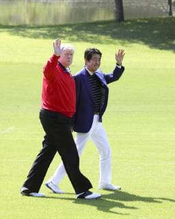 News Themen der Woche KW21 News Bilder des Tages Trump in Japan Japanese Prime Minister Shinzo Abe (R) and U.S. President Donald Trump wave after the latter s arrival at Mobara Country Club in Chiba Prefecture on May 26, 2019. Abe and Trump played golf at the course near Tokyo -- their fifth round together since the U.S. leader took office in 2017. (Pool photo) 