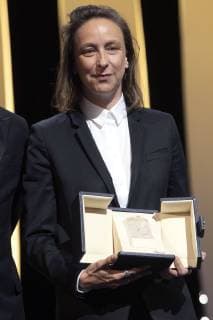 Celine Sciamma accepts the Best Screenplay Award for the movie Portrait Of A Lady On Fire at the award ceremony during the 72nd Cannes Film Festival at the Palais des Festivals on May 25, 2019 in Cannes, France Foto:xR.xWagnerx xFuturexImage