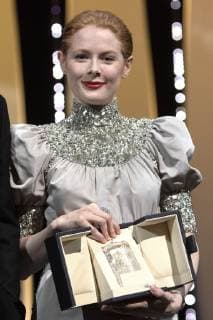 Emily Beecham with the Best Actress award for her role in Little Joe at the award ceremony during the 72nd Cannes Film Festival at the Palais des Festivals on May 25, 2019 in Cannes, France Foto:xR.xWagnerx xFuturexImage