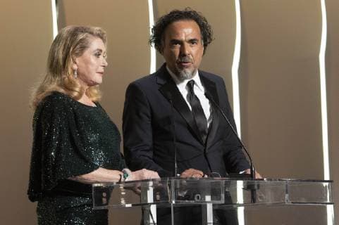 Catherine Deneuve and Alejandro Gonzalez Inarritu at the award ceremony during the 72nd Cannes Film Festival at the Palais des Festivals on May 25, 2019 in Cannes, France Foto:xR.xWagnerx xFuturexImage