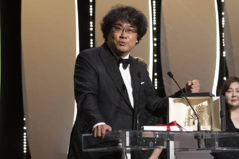 Bong Joon ho with his Palme d Or Golden Palm for the movie Parasite Gisaengchung at the award ceremony during the 72nd Cannes Film Festival at the Palais des Festivals on May 25, 2019 in Cannes, France Foto:xR.xWagnerx xFuturexImage