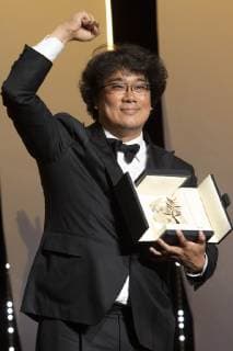 Bong Joon ho with his Palme d Or Golden Palm for the movie Parasite Gisaengchung at the award ceremony during the 72nd Cannes Film Festival at the Palais des Festivals on May 25, 2019 in Cannes, France Foto:xR.xWagnerx xFuturexImage