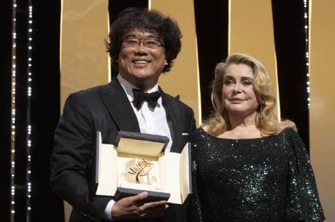 Bong Joon ho with his Palme d Or Golden Palm for the movie Parasite Gisaengchung and Catherine Deneuve at the award ceremony during the 72nd Cannes Film Festival at the Palais des Festivals on May 25, 2019 in Cannes, France Foto:xR.xWagnerx xFuturexImage