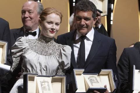 Best actor winners Emily Beecham and Antonio Banderas at the award ceremony during the 72nd Cannes Film Festival at the Palais des Festivals on May 25, 2019 in Cannes, France Foto:xR.xWagnerx xFuturexImage