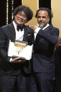 Bong Joon ho with his Palme d Or Golden Palm for the movie Parasite Gisaengchung with President of the Jury Alejandro Gonzalez Inarritu at the award ceremony during the 72nd Cannes Film Festival at the Palais des Festivals on May 25, 2019 in Cannes, France Foto:xR.xWagnerx xFuturexImage