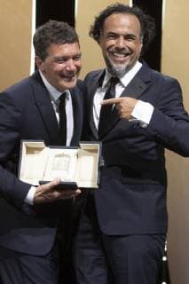 Antonio Banderas poses with his Best Actor Award for his performance in the movie Dolor y Gloria Pain and Glory Sorrow and Glory with President of the Jury Alejandro Gonzalez Inarritu at the award ceremony during the 72nd Cannes Film Festival at the Palais des Festivals on May 25, 2019 in Cannes, France Foto:xR.xWagnerx xFuturexImage