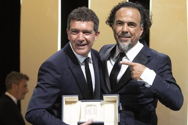 Entertainment Themen der Woche KW21 Entertainment Bilder des Tages Antonio Banderas poses with his Best Actor Award for his performance in the movie Dolor y Gloria Pain and Glory Leid und Herrlichkeit with President of the Jury Alejandro Gonzalez Inarritu at the award ceremony during the 72nd Cannes Film Festival at the Palais des Festivals on May 25, 2019 in Cannes, France *** Antonio Banderas poses with his Best Actor Award for his performance in the movie Dolor y Gloria Pain and Glory Sorrow and Glory with President of the Jury Alejandro Gonzalez Inarritu at the award ceremony during the 72nd Cannes Film Festival at the Palais des Festivals on May 25, 2019 in Cannes, France Foto:xR.xWagnerx xFuturexImage