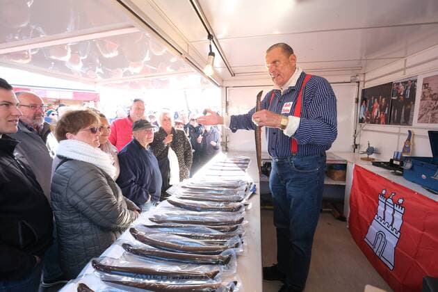 The fish seller Aale Dieter 80 , with the civil name Dieter Bruhn, on 12 05 2019 at his stand at the Hamburg fish market Aale Dieter has been selling eels and salmon on Sundays since June 1959 at the fish market in Altona since June 1959 and is now known nationwide as an attraction of the fish market He was voted one of the best sellers in Germany years ago by Manager Magazin Copyright: epd-bild StephanxWallocha EDITORIAL USE ONLY