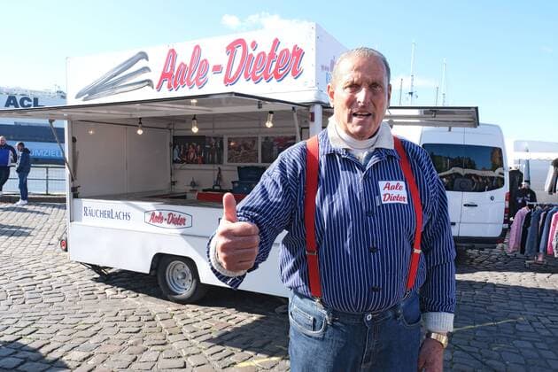 The fish seller Aale Dieter 80 , with the civil name Dieter Bruhn, on 12 05 2019 at his stand at the Hamburg fish market Aale Dieter has been selling eels and salmon on Sundays since June 1959 at the fish market in Altona since June 1959 and is now known nationwide as an attraction of the fish market He was voted one of the best sellers in Germany years ago by Manager Magazin Copyright: epd-bild StephanxWallocha EDITORIAL USE ONLY