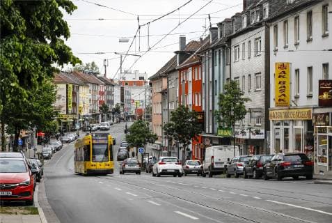 24.05.2019, Essen, Ruhrgebiet, Nordrhein-Westfalen, Deutschland - Die Altendorfer Straße im Stadtteil Altendorf gilt als sozialer Brennpunkt. Essen Nordrhein-Westfalen Deutschland *** 24 05 2019, Essen, Ruhr area, North Rhine-Westphalia, Germany Altendorfer Strasse in the Altendorf district is regarded as a social hotspot Essen North Rhine-Westphalia Germany