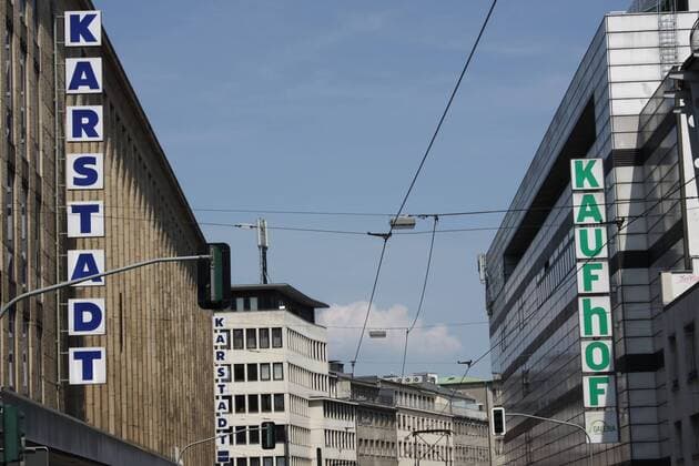 On Tonhallenstrasse in Düsseldorf, the branches of Galeria Karstadt Kaufhof are located on 11 09 2018 announced merger of Hudson™s Bay Company HBC and Signa Holding GmbH Karstadt and Kaufhof directly opposite retail trade, department store, department store, logo, lettering, illuminated advertising