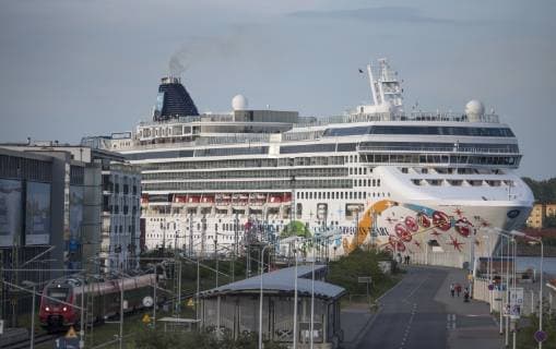 The 294 meter long cruise ship Norwegian Pearl with 1 000 passengers on board is located in the cruise port Rostock Warnemünde 197 calls of cruise ships the port Warnemünde expects Rostock Waenemünde this year Copyright: FrankxHormannx xnordlicht