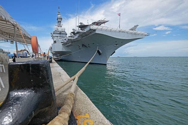 (190528) -- SINGAPORE, May 28, 2019 -- French aircraft carrier Charles de Gaulle is docked at Changi Naval Base, Singapore, May 28, 2019. ) SINGAPORE-FRANCE-MARITIME-DEFENCE ThenxChihxWey 