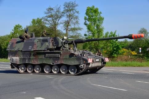 Panzerhaubitze 2000 der Bundeswehr während der Übung Heidesturm 2017 Panzerhaubitze 2000 der Bundeswehr während der Übung Heidesturm 2017. Petershagen Nordrhein-Westfalen Deutschland *** Bundeswehr self-propelled howitzer 2000 during Heidesturm 2017 Bundeswehr self-propelled howitzer 2000 during Heidesturm 2017 Petershagen North Rhine-Westphalia Germany