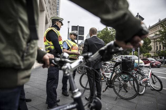 Traffic check Checkpoint Focus action Weak road users in the context of an action week, Frankfurt, picture x of 7 Frankfurt, 22 05 2019 Traffic checkpoint Focus action Weak road users in the context of an action week, Frankfurt, in the picture Police check policemen check road users at the intersection Bockenheimer Landstraße Bockenheimer Anlage Taunusanlage, here cyclis wenig