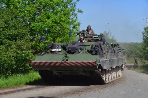Bergepanzer Büffel der Bundeswehr während einer Übung Der Bergepanzer Büffel während der Übung Heidesturm 2017 auf dem Marsch. Er wird bei der Bundeswehr eingesetzt, um Schadfahrzeuge zu bergen und mit seinem Kran bei Instandsetzungsarbeiten zu unterstützen. Petershagen Nordrhein-Westfalen Deutschland *** Armoured recovery vehicle Buffalo of the Bundeswehr during an exercise The Armoured recovery vehicle Buffalo during the exercise Heidesturm 2017 on the march It is used by the Bundeswehr to recover damaged vehicles and to support repair work with its crane Petershagen North Rhine-Westphalia Germany