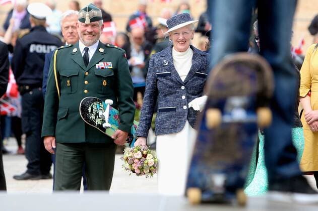 Entertainment Themen der Woche KW22 Entertainment Bilder des Tages 28-05-2019 Denmark Queen Margrethe visiting Koege during her summer cruise in Denmark. At the City Hall the Queen recived a mini sculpture in bronze - a sculture called Hot Hands and visited the Center for Health, Training and Rehabilitation, the youth culture house Tapperiet where young skaters gave the Queen a skateboard, district Koege Kyst and Kjoege Mini-Town.  Copyright: xPPEx