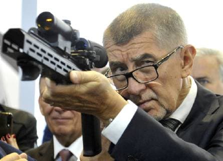 News Bilder des Tages Czech PM Andrej Babis tests a Meopta gunsight as he visited the international trade fair of defence and security technology IDET, trade fair of security technology and services ISET and trade fair of firefighting technology PYROS in Brno, Czech Republic, May 29, 2019. (CTKxPhoto IgorxZehl) CTKPhotoP201905290508301  zeh