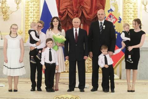MOSCOW, RUSSIA - MAY 30, 2019: Russia s President Vladimir Putin poses for a group family during a ceremony to present Orders of Parental Glory to parents of large families at the Moscow Kremlin. Mikhail Metzel TASS  TS0AD4EE
