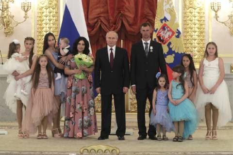 MOSCOW, RUSSIA - MAY 30, 2019: Russia s President Vladimir Putin (C) poses for a group photo with the Syropyatov family during a ceremony to present Orders of Parental Glory to parents of large families at the Moscow Kremlin. Mikhail Metzel TASS  TS0AD4F6