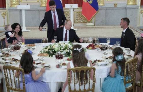 News Bilder des Tages MOSCOW, RUSSIA - MAY 30, 2019: Russia s President Vladimir Putin (C) attends a ceremony to present Orders of Parental Glory to parents of large families at the Moscow Kremlin. Mikhail Metzel TASS  TS0AD59F