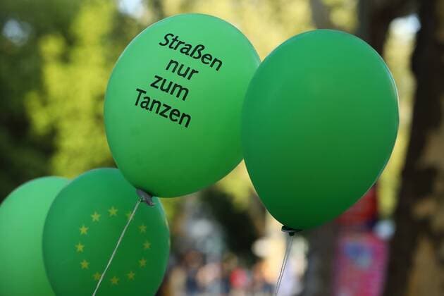 Air balloon with the inscription streets only for dancing Berlin, Germany, DEU, GER, 01 05 2019 Berlin Friedrichshain Kreuzberg Young people on the way on 1 May in the district Kreuzberg in the area of the MyFest Air balloon with the inscription streets only for dancing