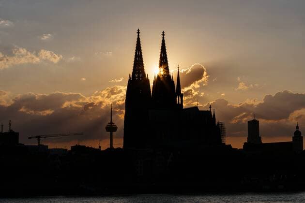 The setting sun shines through between the two towers of Cologne Cathedral Cologne, 30 05 2019 Foto:xC.xHardtx xFuturexImage