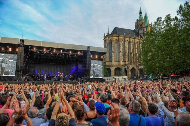 THE KELLY FAMILY We Give Love Summer 2019 For more than 40 years THE KELLY FAMILY have been inspiring their fans in very different formations and have lost nothing of their fascination until today With more than 14000 enthusiastic fans on the completely sold out cathedral square, the Kellys celebrated a happening of the extra class cathedral square Erfurt 31 05 2019 C