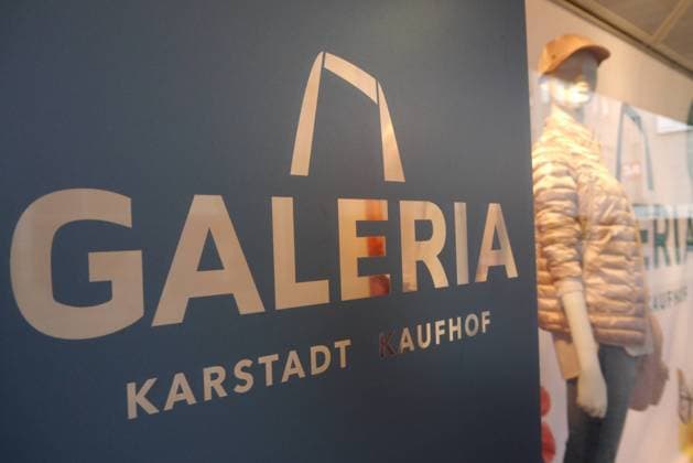 Feature Symbol Galeria Karstadt Kaufhof 03 19 thg Germany German company department store department store chain merger merger advertising We are your shopping shopping shopping shopping mall pedestrian zone branch Bielefeld shop window across