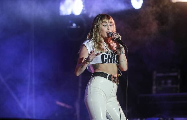 2019.06.01 WARSZAWA TOR WYSCIGOW KONNYCH SLUZEWIEC ORANGE WARSAW FESTIVAL 2019 KONCERT MUZYKA FESTIWAL PUBLICZNOSC N Z MILEY CYRUS FOTO: ARTUR KRASZEWSKI A.P.P.A. NEWSPIX.PL --- Newspix.pl  AI7I3123 OK