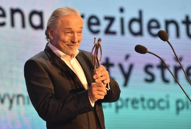 Entertainment Themen der Woche KW22 Czech singer Karel Gott takes the Golden Slipper award for exceptional interpretation of songs in Czech films, within the 59th Zlin Film Festival - International film festival for children and youth, in Zlin, Czech republic, on May 31, 2019. (CTKxPhoto DaliborxGluck) CTKPhotoP201905311086601  dg001A