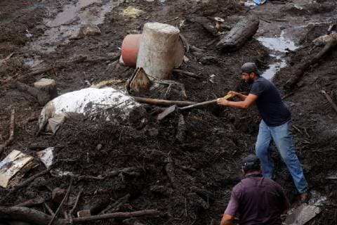 Neighbors collect their belongings after the overflowing of a river, in San Gabriel, Mexico, 03 May 2019. The overflowing of a river in San Gabriel, western state of Jalisco, has left one dead and five missing. River overflowing in west Mexico kills one !ACHTUNG: NUR REDAKTIONELLE NUTZUNG!  Copyright: xFranciscoxGuascox MEX3923 20190603-636951881505698811