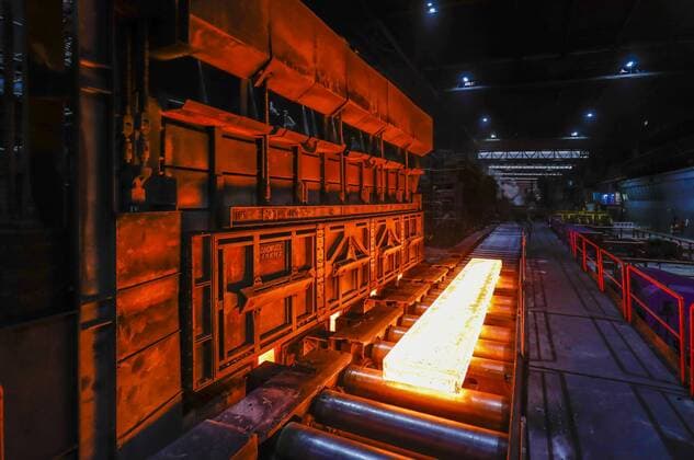 22.05.2019, Duisburg, Ruhrgebiet, Nordrhein-Westfalen, Deutschland - ThyssenKrupp Steel Europe, Stahlproduktion im Huettenwerk, hier gluehende Stahlbrammen im Warmwalzwerk. Duisburg Nordrhein-Westfalen Deutschland *** 22 05 2019, Duisburg, Ruhr area, North Rhine-Westphalia, Germany ThyssenKrupp Steel Europe, steel production in the steel mill, here red-hot steel slabs in the hot rolling mill Duisburg North Rhine-Westphalia Germany