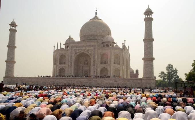News Themen der Woche KW23 (190605) -- NEW DELHI, June 5, 2019 (Xinhua) -- Indian Muslims attend Eid al-Fitr prayers at the backdrop of majestic Taj Mahal in Agra, India, June 5, 2019. Eid al-Fitr marks the end of the fasting month of Ramadan. (Xinhua Stringer) INDIA-EID-AL-FITR-PRAYERS 