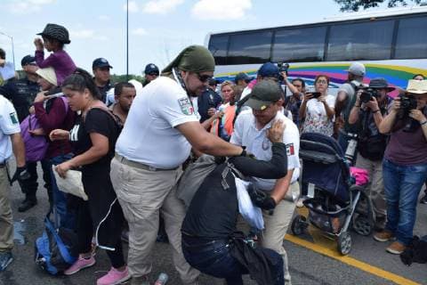 Members of the National Institute of Migration (INAMI), and Federal Police detain Central American migrants, in Tapachula, in the state of Chiapas, Mexico, 05 June 2019. Mexican Federal and Migratory Authorities stopped a caravan of 500 migrants on Wednesday that went to the southern border of Mexico and was destined for the United States. The convoy crossed the border bridge between Guatemala and Mexico in the morning of Wednesday without the Mexican immigration authorities being able to stop them, according to local media reports. Authorities stop caravan of migrants in the southern border of Mexico !ACHTUNG: NUR REDAKTIONELLE NUTZUNG!  Copyright: xCalosxLopezx AME584 20190606-636953797652163377