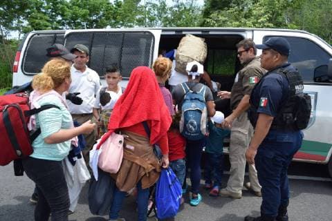 Members of the National Institute of Migration (INAMI), and Federal Police detain Central American migrants, in Tapachula, in the state of Chiapas, Mexico, 05 June 2019. Mexican Federal and Migratory Authorities stopped a caravan of 500 migrants on Wednesday that went to the southern border of Mexico and was destined for the United States. The convoy crossed the border bridge between Guatemala and Mexico in the morning of Wednesday without the Mexican immigration authorities being able to stop them, according to local media reports. Authorities stop caravan of migrants in the southern border of Mexico !ACHTUNG: NUR REDAKTIONELLE NUTZUNG!  Copyright: xCalosxLopezx AME582 20190606-636953797666702064