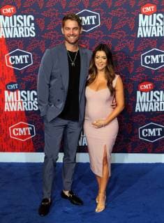 Artist Brett Young arrives for the 2019 CMT Music Awards on June 5, 2019 at the Bridgestone Arena in Nashville, Tennessee.  NAS20190605109 JOHNxSOMMERSxII