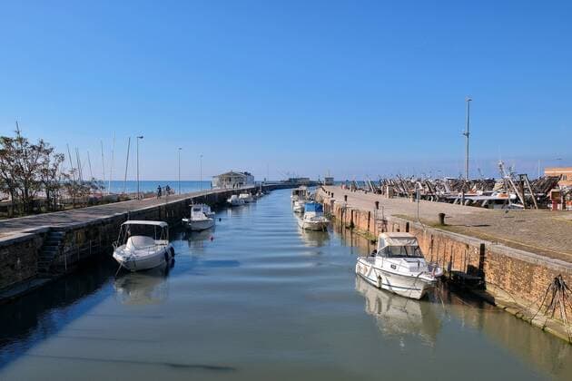 Kanal mündet in die Adria in der Küstenstadt Fano, Region Marken, Italien. *** Canal flows into the Adriatic Sea in the coastal town of Fano, Marche region, Italy