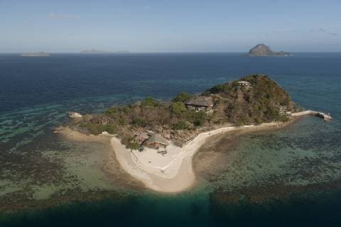 IMAGO Nature: Unsere Erde, Naturschutz, Naturschutzgebiete in Asien PHILIPPINES Aerial view of a private tropical island surrounded by a white sandy beach and coral reefs. note helipad at end of pier at top left of the island, Palawan, Philippines, April 2010  1347002 JurgenxFreund