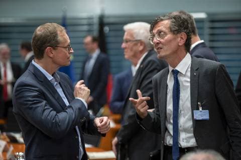 Der regierende Buergermeister von Berlin Michael Mueller (L) spricht mit Berliner Staatsekretaer fuer Inneres und Sport Christian Gaebler(R) vor der Besprechung der Bundeskanzlerin mit den Regierungschefinnen und -chefs der Laender im Bundeskanzleramt in Berlin am 6. Juni 2019. Besprechung der Bundeskanzlerin mit den Regierungschefinnen und Chefs der Laender in Berlin *** The Governing Mayor of Berlin, Michael Mueller L, will speak with Berlin State Secretary for the Interior and Sports, Christian Gaebler R, before the Chancellor meets with the heads of state in the Chancellors Office in Berlin on June 6, 2019.