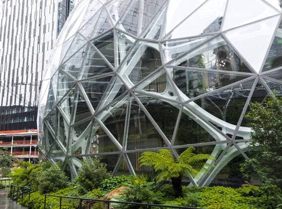 Green area in front of a modern office building of Amazon, Amazon Spheres, The Spheres, Seattle, Washington, USA, North America Copyright: imageBROKER/MoritzxWolf ibxmmw04902063.jpg