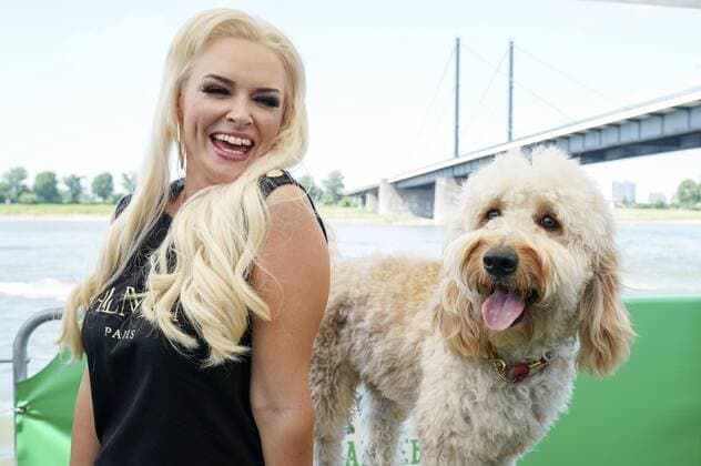 Entertainment Themen der Woche KW23 Entertainment Bilder des Tages Daniela Katzenberger bei der Eröffnung einer schwimmenden Hundewiese auf einem 1.000 qm großem Ponton mit Rollrasen, Hundeparcours und Pop-Up-Store auf dem Rhein. Düsseldorf, 07.06.2019 *** Daniela Katzenberger at the opening of a floating dog meadow on a 1,000 sqm pontoon with rolled turf, dog course and pop up store on the Rhine Düsseldorf, 07 06 2019 Foto:xJ.xKrickx xFuturexImage