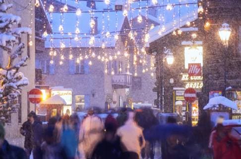 Busy street with tourists during snowfall, Livigno, Valtellina, Lombardy, Italy, Europe Copyright: FrancescoxBergamaschi 1269-460