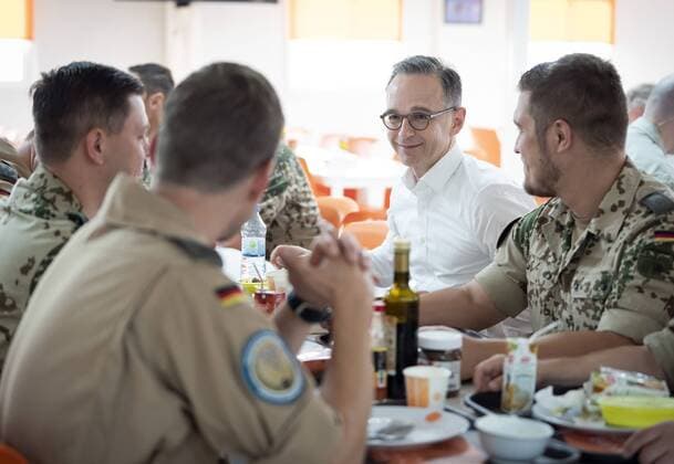 News Themen der Woche KW23 News Bilder des Tages Bundesaussenminister Heiko Maas, SPD, fruehstueckt mit deutschen Soldaten des Einsatzkontingents Counter Daesh auf dem Luftwaffenstuetzpunkt Al Azraq in Jordanien. Maas besucht mehrere Laender im Nahen Osten zu politischen Gespraechen. 08.06.2019 Al Azraq Jordanien *** Federal Foreign Minister Heiko Maas, SPD, having breakfast with German soldiers of the contingent Counter Daesh at the air base Al Azraq in Jordan Maas visits several countries in the Middle East for political talks 08 06 2019 Al Azraq Jordan Copyright: xThomasxKoehler photothek.netx