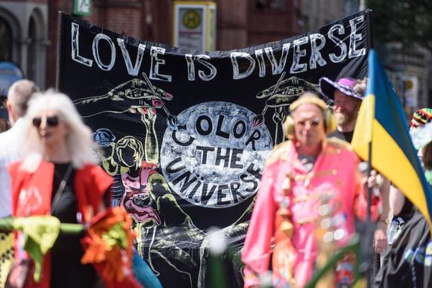 News Themen der Woche KW23 News Bilder des Tages Berlin, Umzug Karneval der Kulturen 2019 Deutschland, Berlin - 09 06 2019: Im Bild ist eine Gruppe die für Love and Diverse einsetzt während des Umzug Karneval der Kulturen in Berlin zu sehen. Berlin Berlin Deutschland *** Berlin, Umzug Karneval der Kulturen 2019 Germany, Berlin 09 06 2019 In the picture is a group of people who work for Love and Diverse during the Umzug Karneval der Kulturen in Berlin to see Berlin Berlin Germany