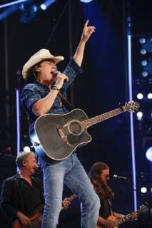 09 June 2019 - Nashville, Tennessee - David Lee Murphy. 2019 CMA Music Fest Nightly Concert held at Nissan Stadium. Photo Credit: Frederick Breedon AdMedia 241548 2019-06-09 Tennessee Nashville Etats-Unis  Copyright: xAdMediax STAR_241548_159