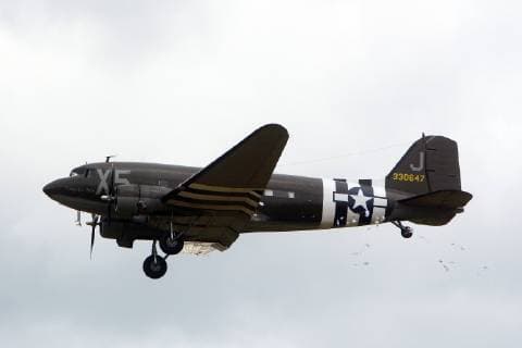 Feier zum 70. Jahrestag der Berliner Luftbrücke 1948-1949 auf der US Airbase in Wiesbaden Erbenheim, Hessen, Deutschland: aus einem historischen Flugzeug C-47 Dakota (Douglas DC-3) werden Süßigkeiten an kleinen Fallschirmen abgeworfen. *** Celebration of the 70th anniversary of the Berlin Airlift 1948 1949 at the US Airbase in Wiesbaden Erbenheim, Hesse, Germany from a historic aircraft C 47 Dakota Douglas DC 3 sweets are dropped at small parachutes
