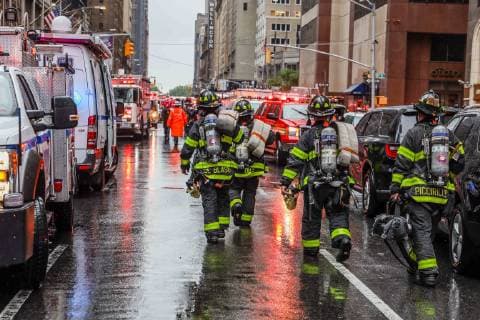 June 10, 2019 - New York, New York, United States - A helicopter made an emergency landing and caught fire on Monday afternoon (10) on a building on 7th Avenue in Manhattan. One person died, New York authorities assumed the victim was the pilot of the aircraft, which did not carry passengers. No one in the building or on the ground was injured. New York United States - ZUMAv122 20190610_zap_v122_010 Copyright: xWilliamxVolcovx